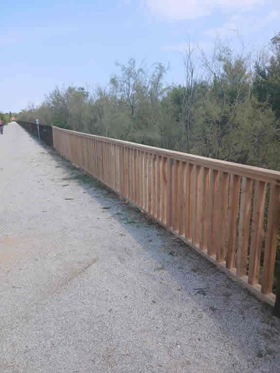 FOTO 6b - Lavori di manutenzione ciclovia FVG - Ripristino staccionata ciclabile - Grado immagine NEW